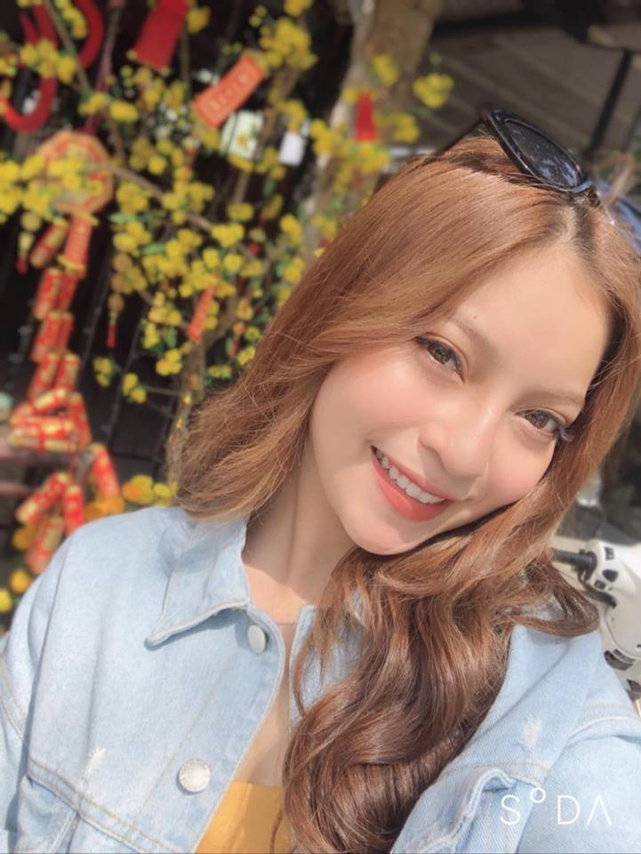 Không chỉ khoe ảnh xinh tươi rạng rỡ bất chấp sự 'ghét' của một bộ phận dân mạng, Nhật Lê còn vô tư khoe cả nọng cằm, tự tin với gương mặt tròn tròn xinh xắn.