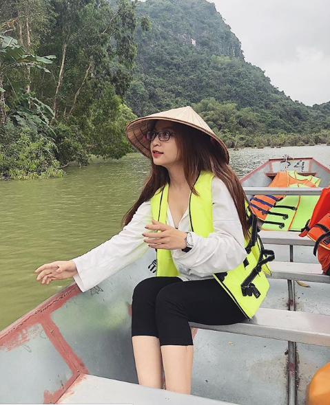 Lý do việc chê bai trên đến từ việc Nhật Lê lỡ kéo cổ áo hơi trễ một chút để tạo dáng so deep bên hoa.