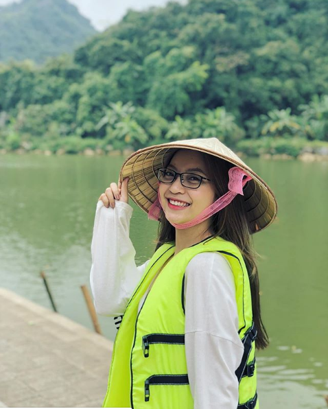 Gần đây, trên trang cá nhân của mình, Nhật Lê có đi du xuân ở Ninh Bình, vừa khoe ảnh lên Instagram đã bị chê là "ăn mặc hở hang đi chùa".