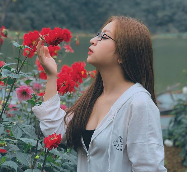 Có lẽ, bạn gái Quang Hải sắp giành ngôi "quán quân" bị soi mói nhiều nhất trên MXH dù chẳng làm gì, chẳng khoe khoang cũng chẳng động chạm đến ai.