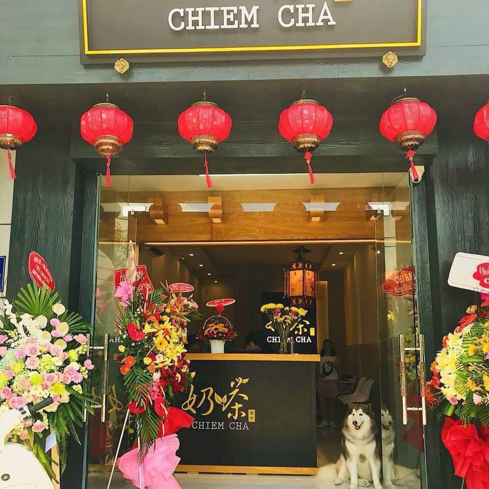 Tuy nhiên, ngoài những thương hiệu trà sữa đã định hình được tên tuổi thì vẫn còn đó không ít những cửa hàng trà sữa ăn theo. Họ chỉ lái tên cửa hàng của mình là đủ khiến khách hàng nhầm lẫn.