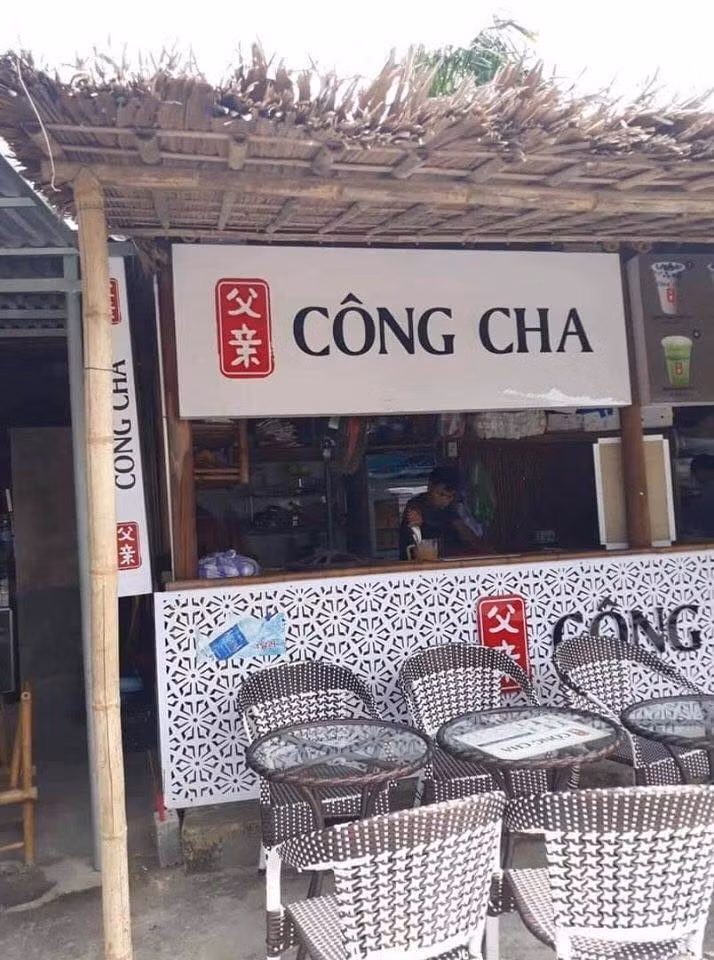 Mới đây trên MXH, các dân mạng đã cho đăng tải những bức ảnh ghi lại tên cửa hàng trà sữa cực bá đạo. Nhiều thương hiệu nổi tiếng khi tới Việt Nam đều được Việt hóa để cho dễ gọi nhất.