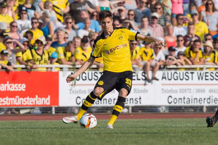 Năm nay mới 20 tuổi nhưng nếu để so sánh giữa tài năng của Julian Weigl và một tiền vệ phòng ngự đẳng cấp khác đang thi đấu tại Đức là Xabi Alonso thì Weigl chẳng thua kém là bao. Khi nhìn nhạc trưởng trẻ tuổi thi đấu người xem cảm nhận được sự điềm đạm, khoan thai và bao quát thế trận bằng hàng loạt những đường chuyền đa dạng.