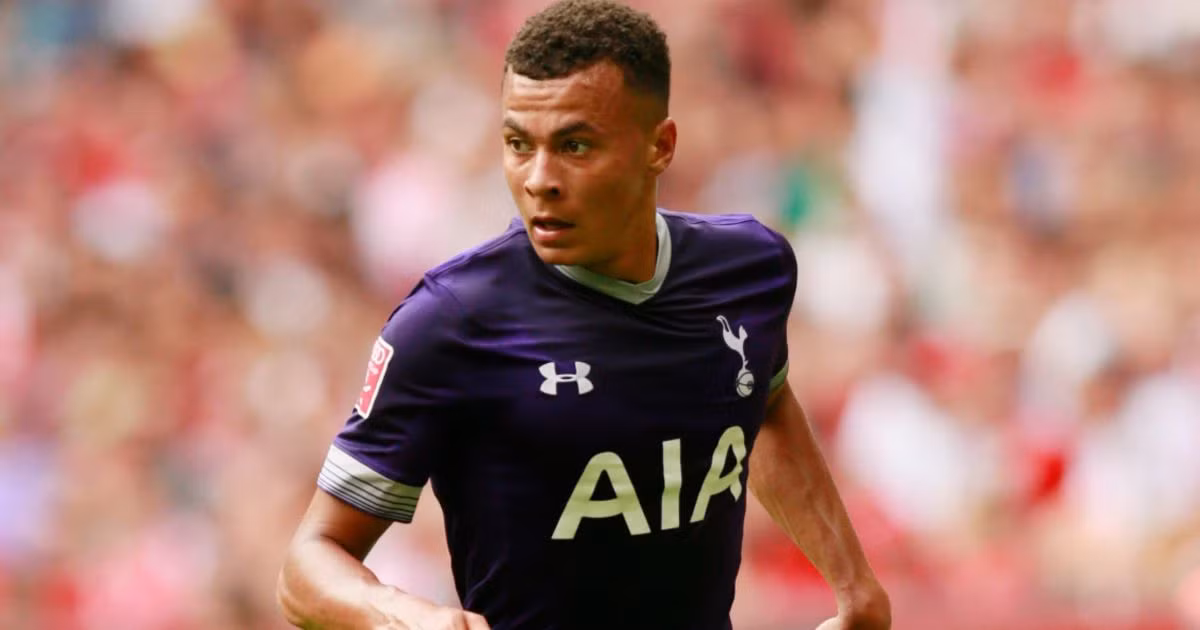 Dele Alli đang là cầu thủ trẻ hot nhất tại Anh trong thời điểm hiện nay. Chỉ sau một mùa chơi cho MK Dons, ngôi sao 19 tuổi này đã được Tottenham mang về và sau đó là ĐT Anh cũng điền danh sách Dele Alli vào danh sách triệu tập.