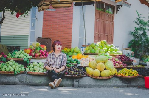 Tuy nhiên, khi tìm hiểu về nữ nhân vật chính, được biết cô bạn là một gương mặt trẻ khá thú vị. Bộ ảnh cũng không phải dàn dựng hoàn toàn mà nó kể về công việc làm thêm đặc biệt của cô gái trẻ xinh đẹp.