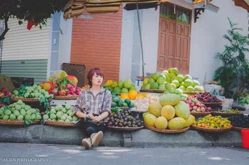 Tuy nhiên, khi tìm hiểu về nữ nhân vật chính, được biết cô bạn là một gương mặt trẻ khá thú vị. Bộ ảnh cũng không phải dàn dựng hoàn toàn mà nó kể về công việc làm thêm đặc biệt của cô gái trẻ xinh đẹp.