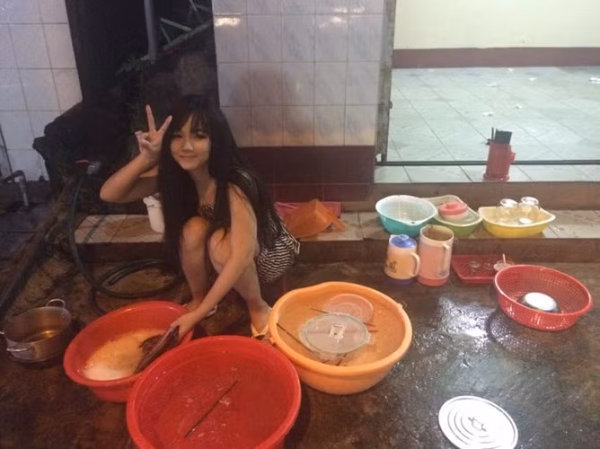 Bức ảnh một cô gái trẻ xinh đẹp có mái tóc dài ngồi rửa bát, vui vẻ giơ hai ngón tay chào khi biết mình bị chụp trộm… gây sốt trên một số fanpage, diễn đàn mạng vài ngày gần đây. Thiếu nữ xinh đẹp nhanh chóng “nổi tiếng”, được truy lùng và phong danh “ hot girl rửa bát”.