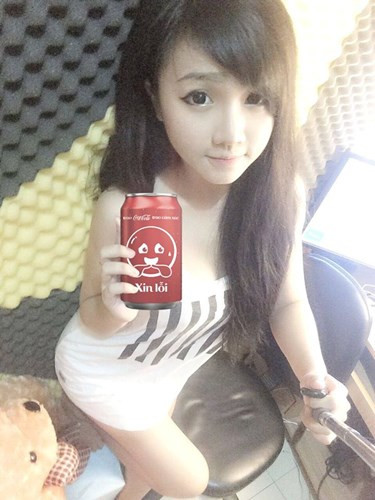 Hot girl rửa bát tên thật là Nguyễn Thị Hải Yến, sinh năm 1993 ở Pleiku, Gia Lai. Sau bức ảnh ngồi rửa bát ở một quán ăn, Hải Yến được nhiều nhân mạng khen ngợi là vừa xinh vừa chăm chỉ. Khuôn mặt xinh đẹp, vẻ dễ thương, nụ cười hiền của cô nàng làm nhiều chàng trai xao xuyến ngay từ cái nhìn đầu tiên.