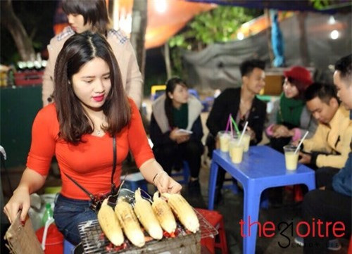 Nếu nói Quỳnh Anh có vẻ đẹp "sắc nước hương trời" thì không hẳn. Nhưng điều khiến cô gái được mọi người tò mò và cảm thấy thích thú có lẽ vì một cô chủ hàng ngô bình dân lại có thân hình khá chuẩn, gương mặt đáng yêu, sáng sủa và ưu điểm làn da trắng trẻo, mịn màng đặc trưng của con gái xứ Bắc này.