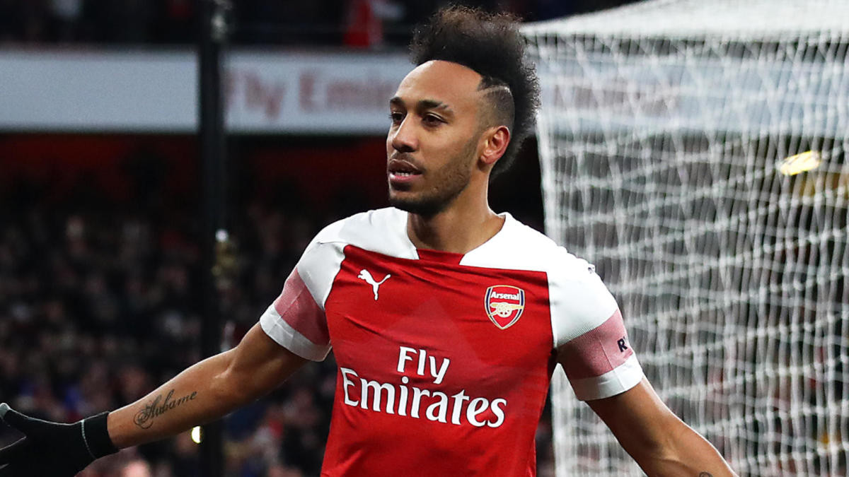Theo El Chireduito, Barcelona dự định chiêu mộ Pierre-Emerick Aubameyang, "siêu tiền đạo" của CLB Arsenal và giải Ngoại hạng Anh. Cầu thủ tấn công người Gabon cho thấy tiềm năng phát triển rất lớn ngay năm đầu chơi ở xứ sở sương mù, với danh hiệu "Vua phá lưới" cùng 22 bàn thắng.