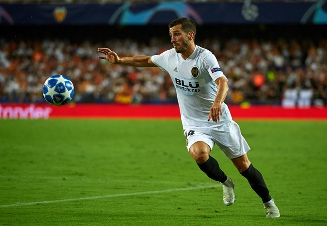 Nguồn tin từ nhà báo Dani Merono Bori (thông qua Sport Witness) tiết lộ, MU dành sự chú ý tới những ngôi sao của Valencia đó là Ferran Torres và Carlos Soler. Tuy vậy, đại diện của Premier League đang mong muốn hoàn tất việc chiêu mộ hậu vệ trái Jose Gaya.