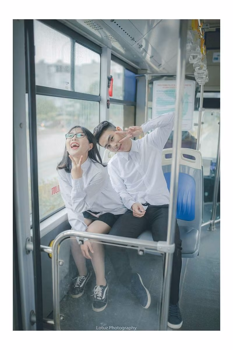 Chủ nhân của bộ ảnh tình yêu trong sáng được cộng đồng mạng chú ý thời gian qua đó là Huyền Trang và Hà Chí. Cả hai đều là học sinh lớp 12 và đến từ hai ngôi trường khác nhau ở Hà Nội.