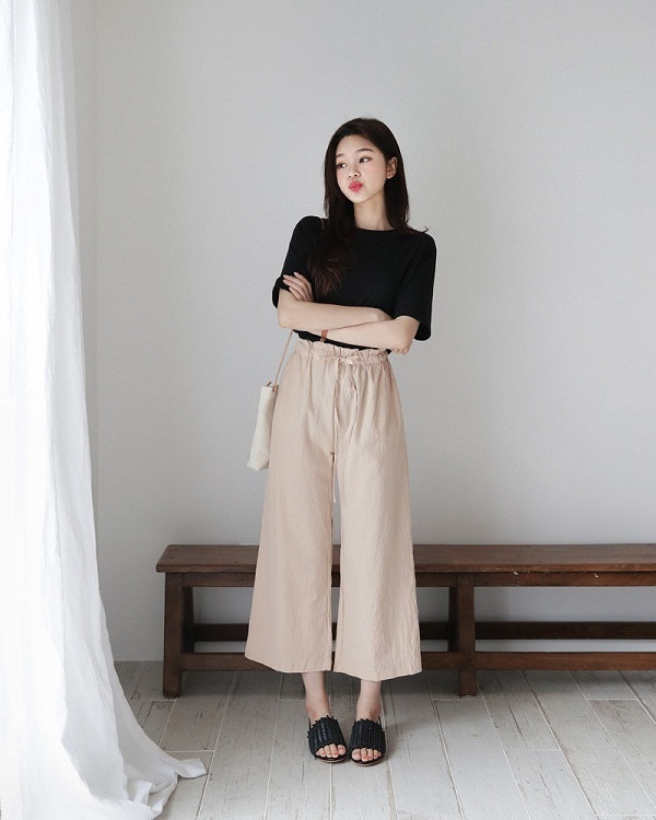 Với thiết kế ống rộng cạp cao, item này không chỉ thoải mái mà bên cạnh đó nó còn giúp khắc phục được những nhược điểm xấu về đôi chân của bạn gái.