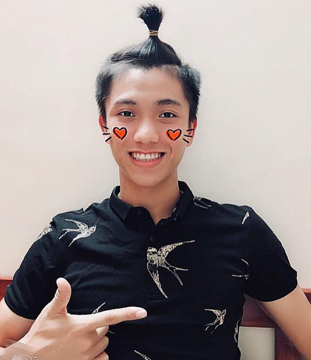 Văn Đức là cầu thủ mạnh mẽ trên sân từ đội tuyển Việt Nam cho đến cấp CLB nhưng ở ngoài đời cầu thủ này sở hữu vô số những đặc điểm, tính cách dễ thương khiến người ta không yêu không được.