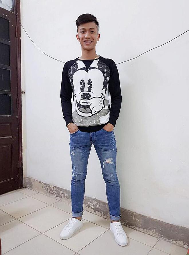 Kể cả khi được người khác chụp, cầu thủ đội tuyển Việt Nam này cũng chỉ có 1 góc chụp.