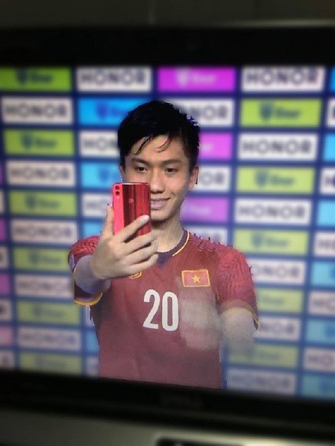 Phan Văn Đức đã loay hoay một hồi mà không biết biểu cảm thế nào cho đúng để cho ra mắt một bức hình selfie đẹp.