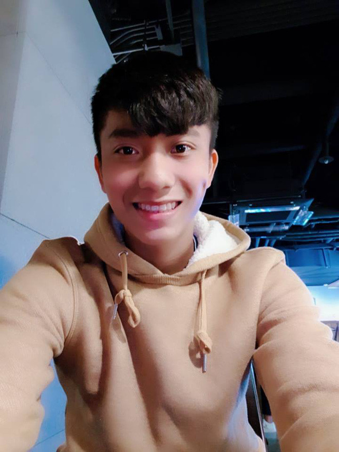 Nhắc đến Phan Văn Đức mà quên mất tài chụp ảnh thần sầu của anh chàng thì quả là một thiếu sót lớn. Hình Đức tự chụp trông đẹp trai đấy nhưng mà 1001 bức thì cũng chỉ có một biểu cảm, một góc chụp.