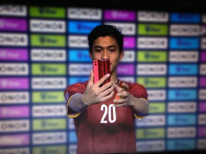 Cư dân mạng cũng phải công nhận là Đức không biết chụp ảnh thật. Ví dụ mới đây nhất chính là ngay sau trận bán kết lượt đi vừa rồi, khi được yêu cầu chụp ảnh selfie.