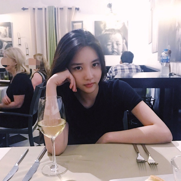 Nhiều dân mạng tỏ ra tức giận khi Han Seo Hee mặc áo dài nhưng phì phèo khói thuốc rằng: "Đây là áo dài, trang phục truyền thống của Việt Nam. Xin cô hãy tôn trọng, hút thuốc là hành vi không đúng chút nào".