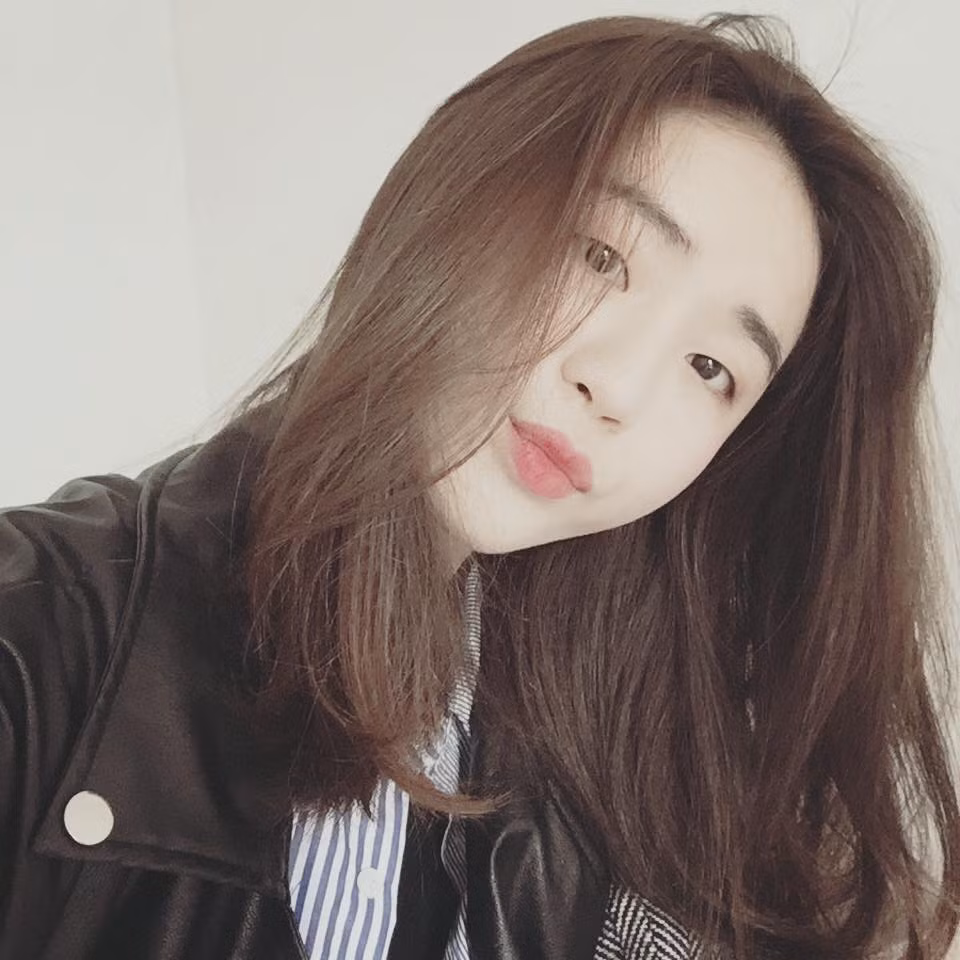 Để có thể sang học tại các trường nghệ thuật ở Trung Quốc như Học viện điện ảnh Bắc Kinh, Học viện Ký kịch Thượng Hải thì yêu cầu đầu tiên phải có chứng chỉ HSK. Linh Kett đã tham gia lớp học phát âm cơ bản khoảng 2 tháng khi ở Việt Nam rồi đăng ký học bổng học ngôn ngữ tại ĐH Công nghệ Chiết Giang.