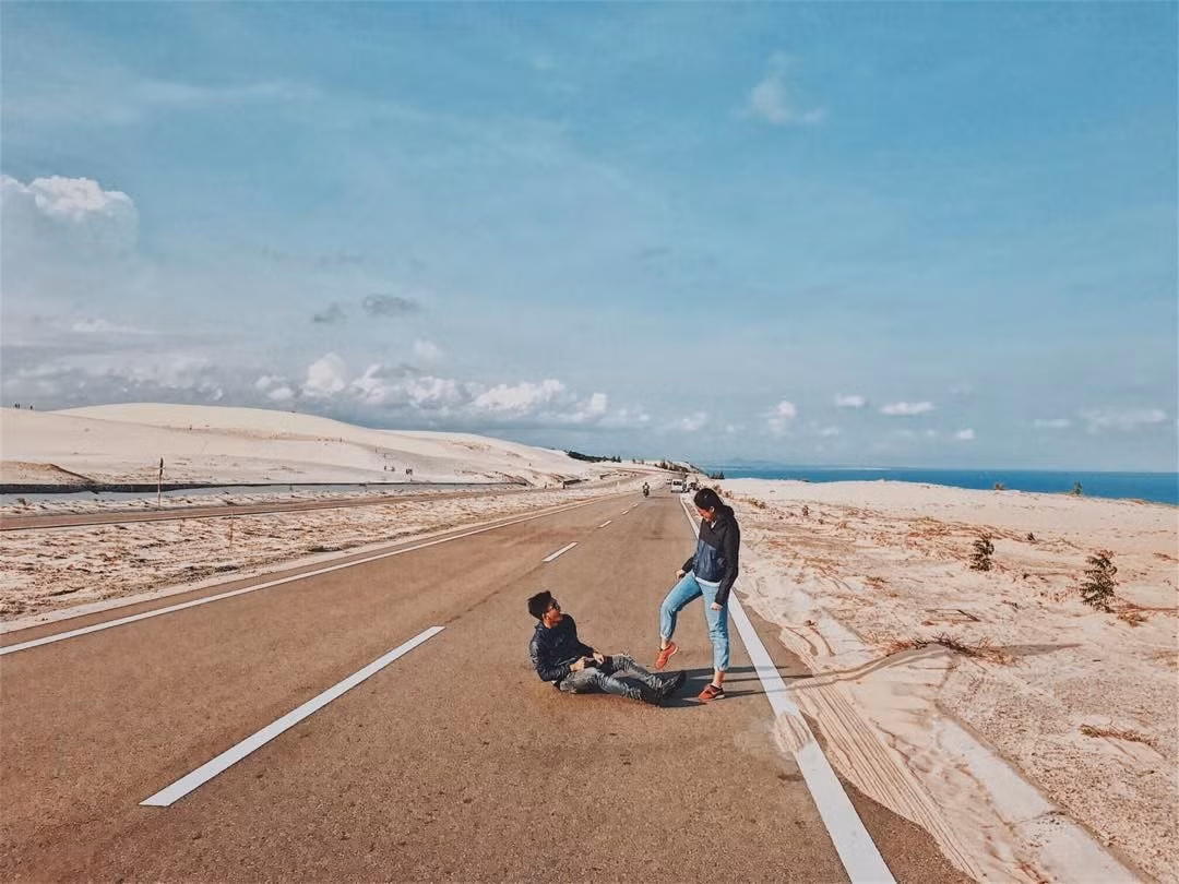 Trên con đường dẫn tới Bàu Trắng, thi thoảng bạn sẽ nhìn thấy những cụm cỏ lơ thơ, một vài cái cây xanh nhưng khá “lùn”, chính điều đó lại làm nên chất riêng của nơi đây, góp phần khiến cảnh quan trông giống như sa mạc Sahara.