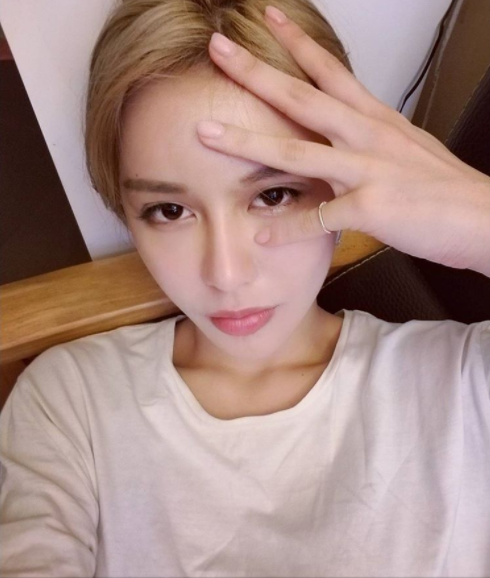 Sửa xong chiếc mũi và quá hài lòng với kết quả làm đẹp, Berry bắt đầu tìm kiếm thêm nhiều phương pháp "dao kéo" khác và nghiện phẫu thuật thẩm mỹ lúc nào không hay.