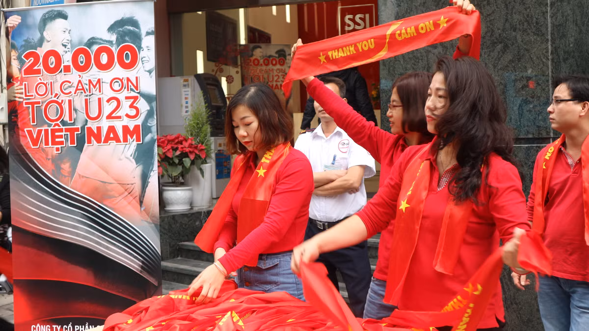 Chia sẻ với PV Kiến Thức, anh Minh Tuấn (nhân viên văn phòng, Hà Nội) chia sẻ: "Không khí chuẩn bị cho trận chung kết hết sức nhộn nhịp và cả văn phòng mình cũng nóng lên. Không chỉ có các anh em mà chính các chị em phụ nữ cũng rất hồ hởi bàn tán và mình lấy món quà này về chắc là mọi người sẽ vui lắm".