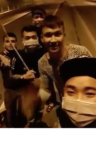 Ngay sau khi được đăng tải, đoạn clip nhanh chóng được chia sẻ với tốc độ chóng mặt. Với thái độ bất cần, nhiều thành viên đã khuyên can nhóm thanh niên "côn đồ" này. Khi có một bình luận cho rằng báo công an thì nhóm này hò hét thách thức "báo đi" và liên tục chửi thề. Số lượng người xem clip cũng được thanh niên cầm điện thoại liên tục thông báo.