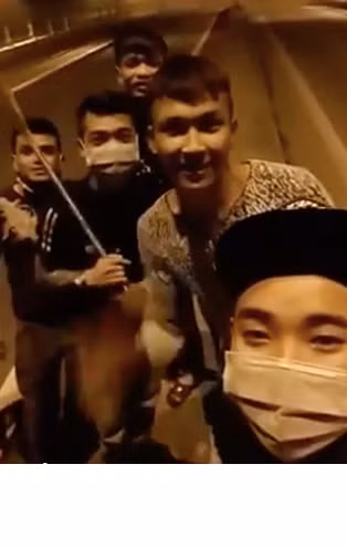 Ngay sau khi được đăng tải, đoạn clip nhanh chóng được chia sẻ với tốc độ chóng mặt. Với thái độ bất cần, nhiều thành viên đã khuyên can nhóm thanh niên "côn đồ" này. Khi có một bình luận cho rằng báo công an thì nhóm này hò hét thách thức "báo đi" và liên tục chửi thề. Số lượng người xem clip cũng được thanh niên cầm điện thoại liên tục thông báo.