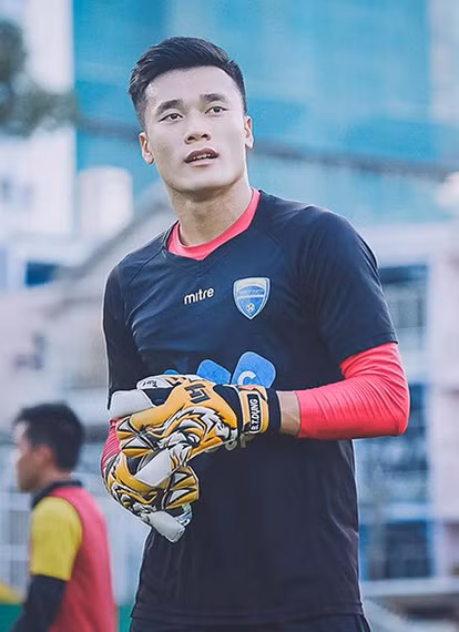 Mới đây, một fan nữ đã rao bán 5 sợi tóc mà cô gái này đã cho rằng "may mắn túm được" từ đầu của thủ môn U23 Việt Nam - Bùi Tiến Dũng. Cụ thể, theo miêu tả của chủ tài khoản trên, 5 sợi tóc của Tiến Dũng được rao bán với giá 750.000 ngàn đồng/ sợi. Theo khẳng định của fan nữ trên thì số tóc cô có được là từ đầu của Tiến Dũng trong buổi đón đội tuyển U23 Việt Nam ở sân bay Nội Bài ngày 28/1 vừa qua.