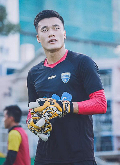 Mới đây, một fan nữ đã rao bán 5 sợi tóc mà cô gái này đã cho rằng "may mắn túm được" từ đầu của thủ môn U23 Việt Nam - Bùi Tiến Dũng. Cụ thể, theo miêu tả của chủ tài khoản trên, 5 sợi tóc của Tiến Dũng được rao bán với giá 750.000 ngàn đồng/ sợi. Theo khẳng định của fan nữ trên thì số tóc cô có được là từ đầu của Tiến Dũng trong buổi đón đội tuyển U23 Việt Nam ở sân bay Nội Bài ngày 28/1 vừa qua.