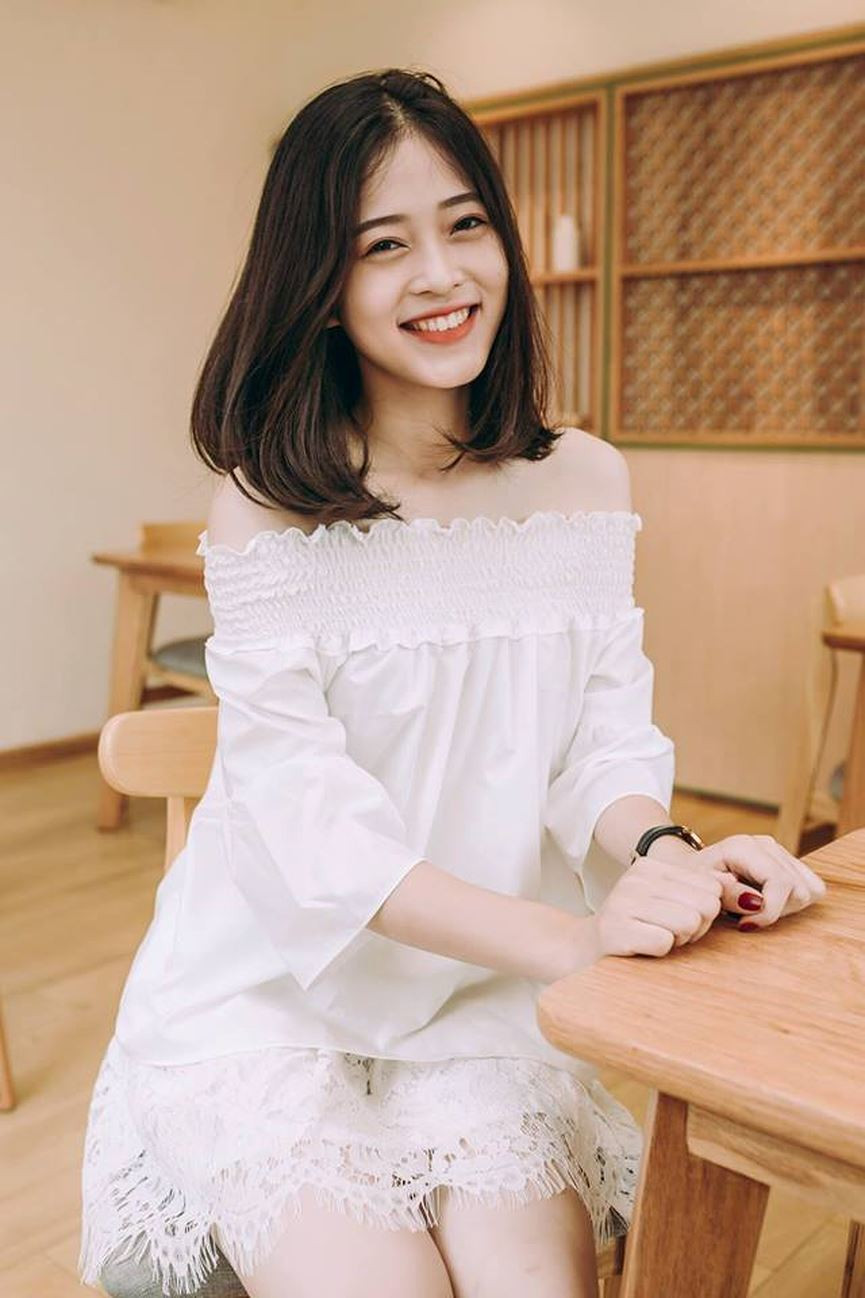 "Phương Nga có một nụ cười vô cùng cuốn hút, như mùa thu tỏa nắng. Nếu được gặp một lần ngoài đời chắc mình sẽ mất ngủ". Nickname TuanAnh để nhận xét về nụ cười của nàng Á hậu 1.