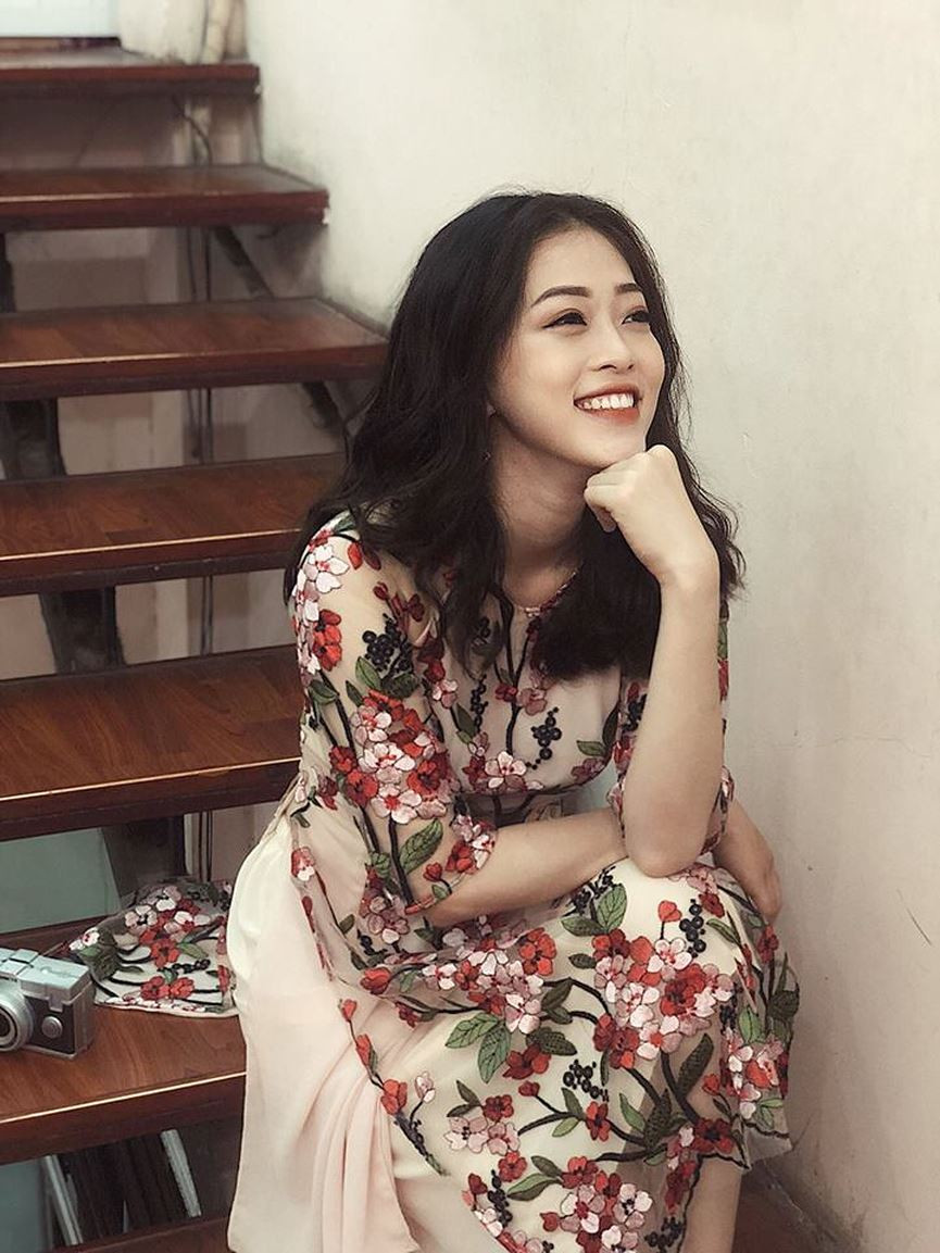 Trong loạt ảnh đời thường, Phương Nga gây ấn tượng mạnh mẽ với gương mặt tươi tắn dù không cần trang điểm cầu kỳ.