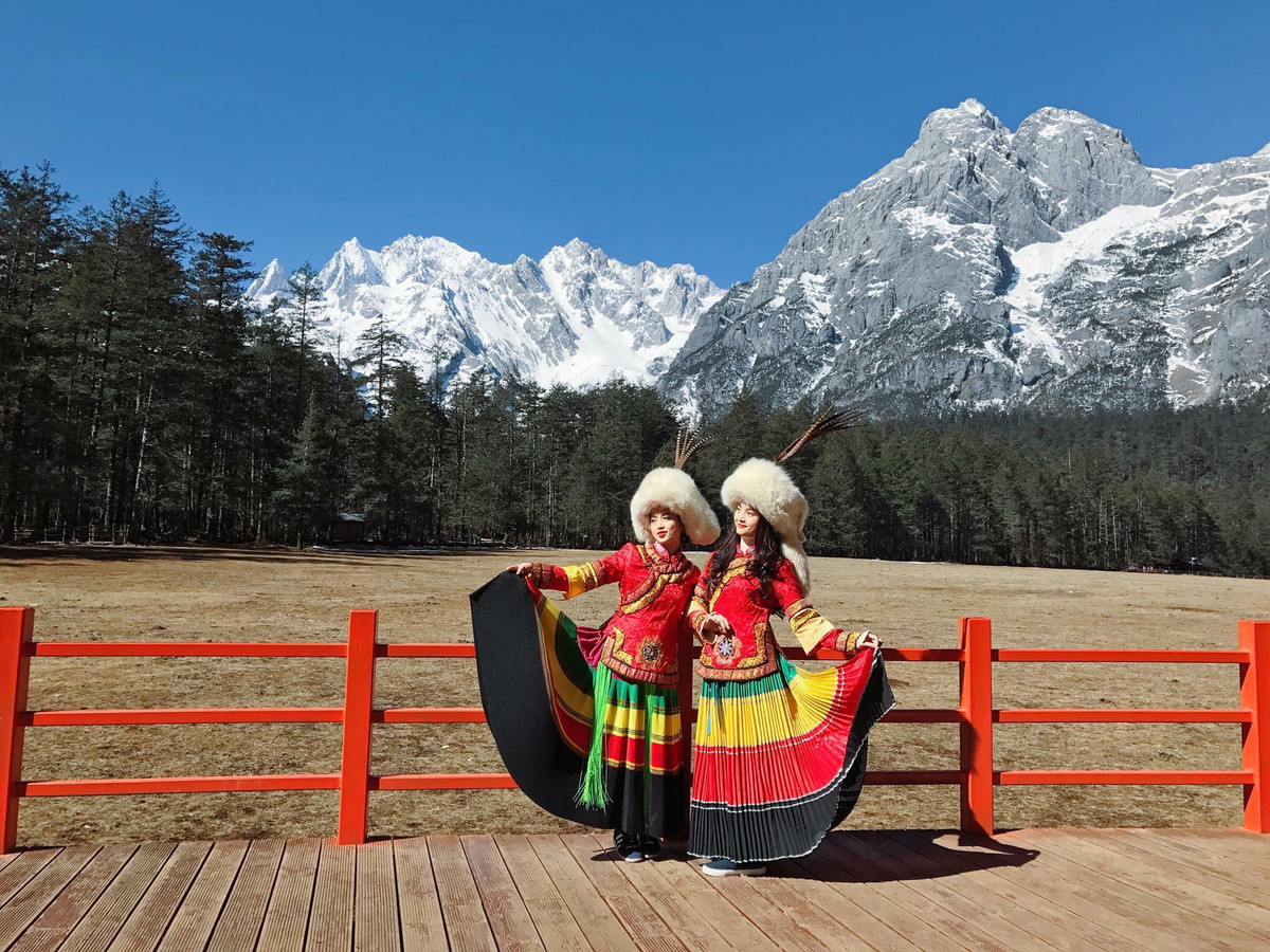 Diệp Anh cùng chị gái trong trang phục dân tộc tại núi tuyết Ngọc Long (hay Ngọc Long tuyết sơn) là một khối núi có hình dáng như con rồng trắng uốn lượn gần Lệ Giang, tỉnh Vân Nam, tây nam Trung Quốc