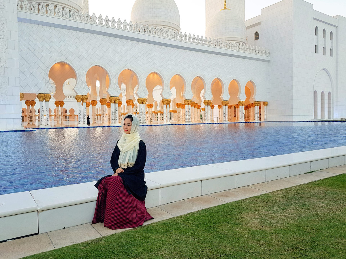 Việc được chu du khắp thế giới, tiếp xúc với nhiều nền văn hóa khác nhau là mơ ước của nhiều người, nhưng do điều kiện về thời gian, kinh tế nên ít người hiện thực hóa được mong ước đó. Mới đây, cô gái xinh đẹp là " bà chủ bán hải sản" của một quán hải sản nổi tiếng khu vực Hà Đồng - Hà Nội đã khiến nhiều người phải ghen tị vì khoe những bức ảnh du lịch khắp năm châu, bốn bể.