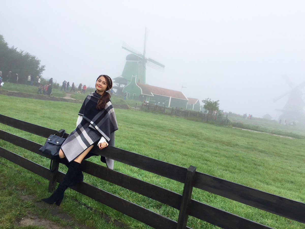 Cô gái Hà La&#x1d;n xinh đẹp tại thủ đô Amsterdam thơ mộng.