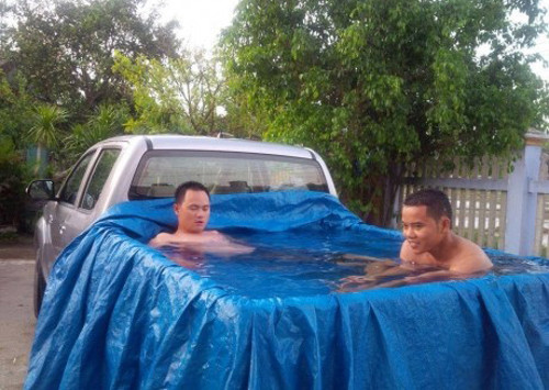 "Lấy thau giặt đồ của má đổ nước vào xong giả bộ làm người cá, uốn éo, nứt luôn cái thau nhựa", một người khác nhớ lại.