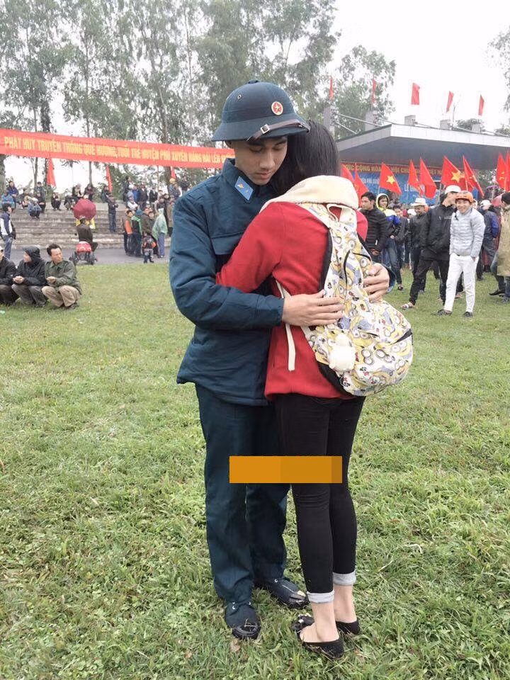 Với người yêu của lính trẻ, họ bịn rịn cầm tay nhau, trao về nhau những chiếc ôm nồng ấm trước khi phải đi xa.
