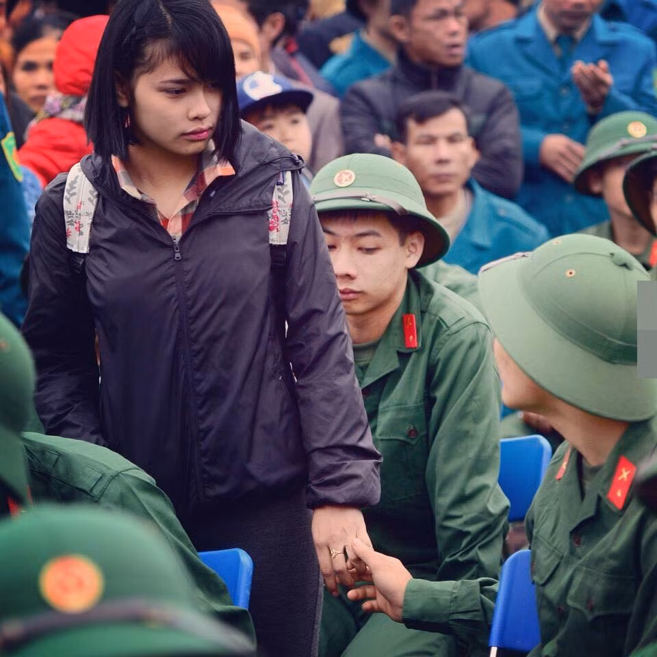 Những ánh mắt đầy ngọt ngào trước ngày chàng vào quân ngủ và không quên lời dặn rằng: "Giữ gìn sức khỏe, em chờ ngày về".