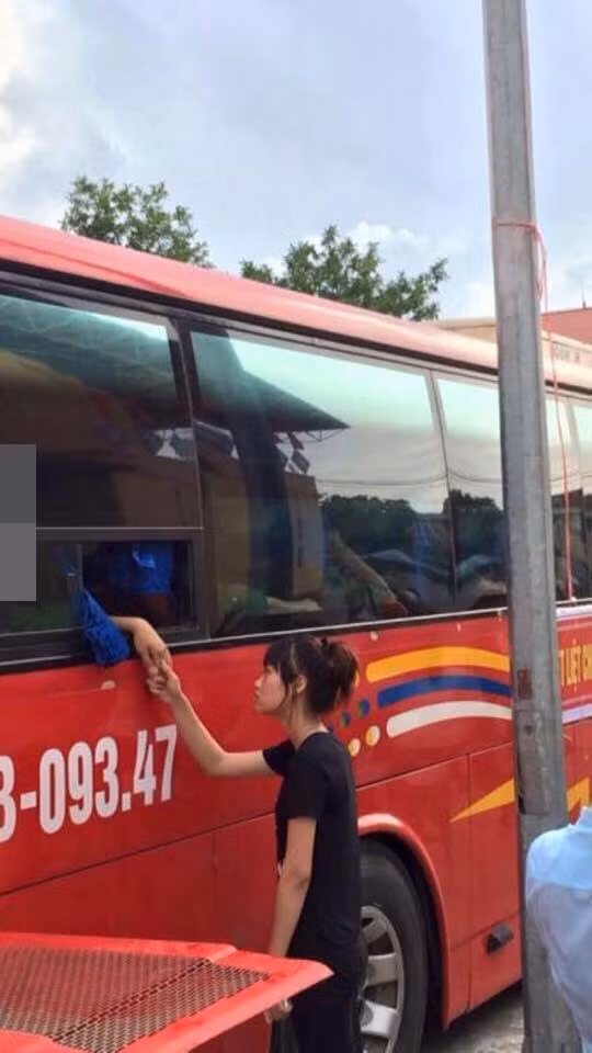 Lưu luyến trước khi đoàn xe đưa các chàng lính tân binh lên đường nhập ngũ.