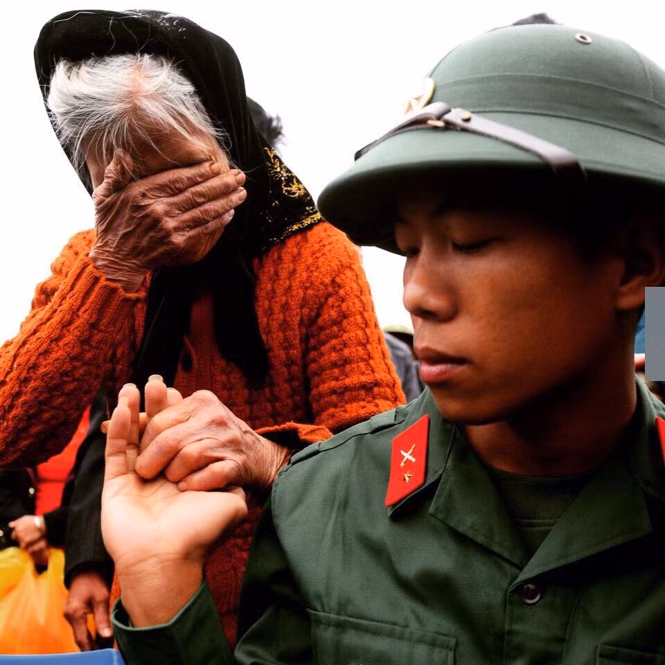 Những dòng nước mắt đã chảy trên lớp da đồi mồi của người bà trong ngày cháu đi thực hiện nghĩa vụ quân sự.