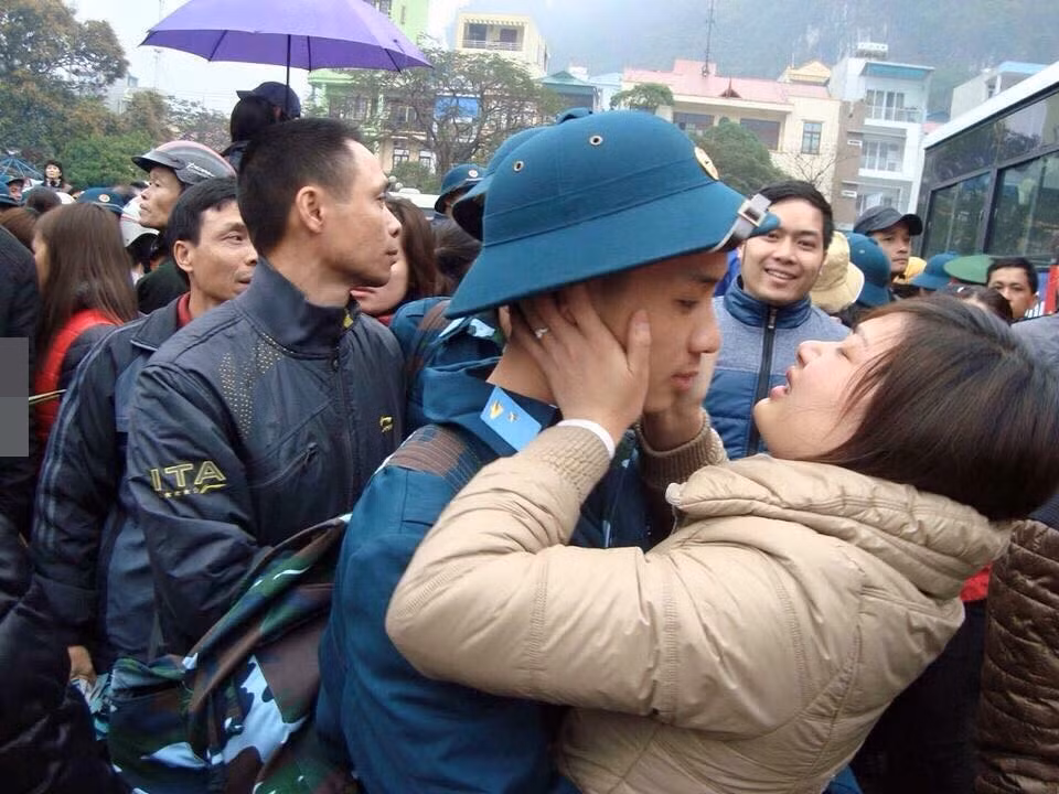 Những khoảnh khắc trong ngày được cư dân mạng chia sẻ rất nhiều trong ngày nhập ngũ 2016.