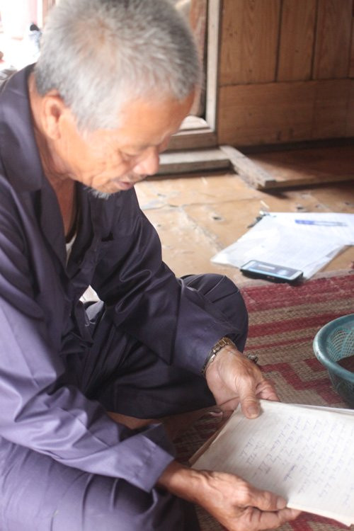 Ong lao nhat rac ke chuyen vot xac tren song Hong-Hinh-2