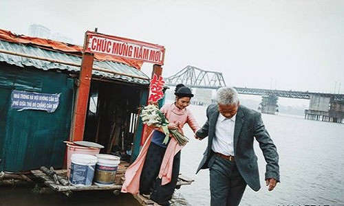 Ong lao nhat rac ke chuyen vot xac tren song Hong