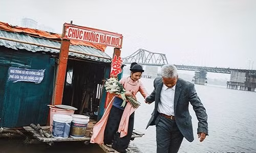 Ong lao nhat rac ke chuyen vot xac tren song Hong