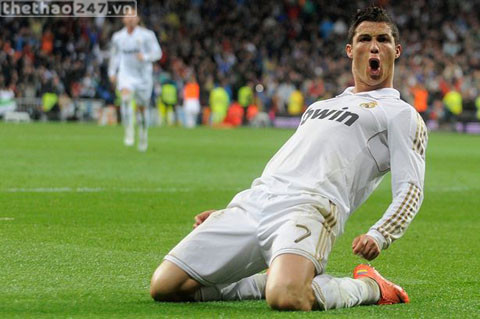 Siêu sao người Bồ Đào Nha được thế giới biết đến khi đang ở Manchester United, với những màn trình diễn tuyệt vời, các pha lừa bóng qua người nhanh như chớp. Sau khi chuyển tới Real Madrid, Ronaldo càng trở nên hoàn thiện hơn để trở thành tay săn bàn hàng đầu như hiện nay.