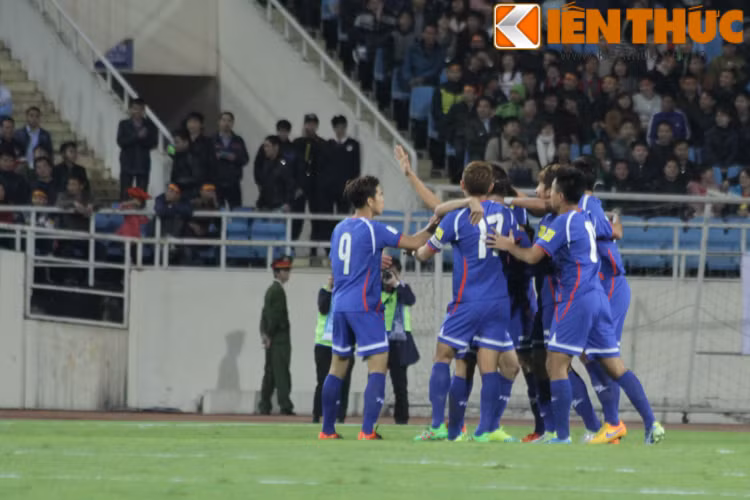 Sau những phút đầu bóng lăn giữa sân, ĐT Việt Nam bất ngờ nhận bị nhận gáo nước lạnh khi cầu thủ số 9 bên phía đối phương ghi bàn thắng mở tỷ số trận đấu sau pha đệm bóng ở gần khung thành của Nguyên Mạnh.