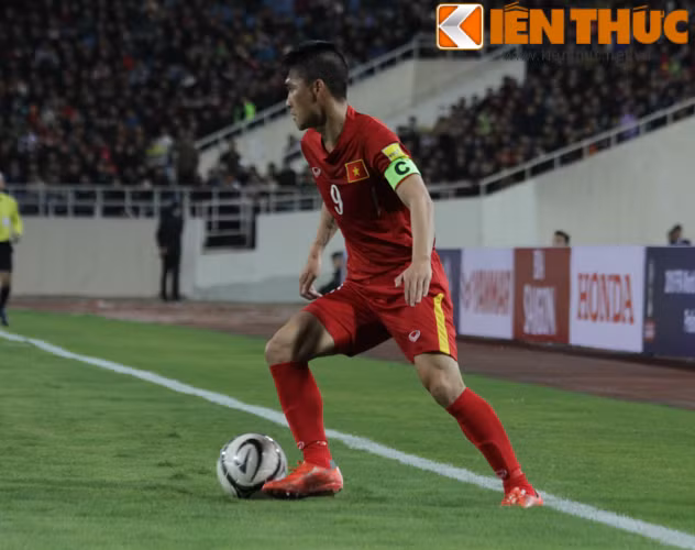 Bước vào hiệp hai, ĐT Việt Nam vẫn là đội nắm thế trận liên tiếp những pha hãm thành của đoàn quân của HLV Nguyễn Hữu Thắng khiến khung thành Đài Loan (TQ) chao đảo.