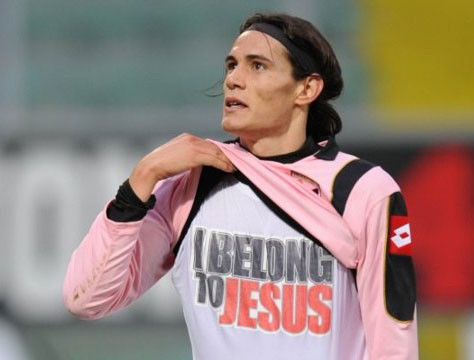 Cavani là thành viên thường trực của Hội Thiên Chúa và VĐV. Trong nhóm này có các huyền thoại như Kaka và Lucio. Trong cuốn sách "Những điều trong trái tim tôi" cũng đã kể rất nhiều về Thiên Chúa.
