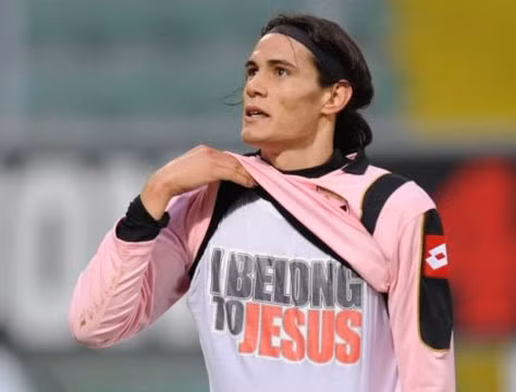 Cavani là thành viên thường trực của Hội Thiên Chúa và VĐV. Trong nhóm này có các huyền thoại như Kaka và Lucio. Trong cuốn sách "Những điều trong trái tim tôi" cũng đã kể rất nhiều về Thiên Chúa.